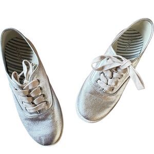 Taos Guest Star Silver Metallic Lace Up Low Top Sneaker Womens Size US 8
